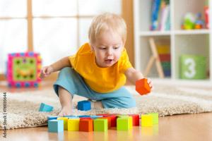 bimbo con costruzioni